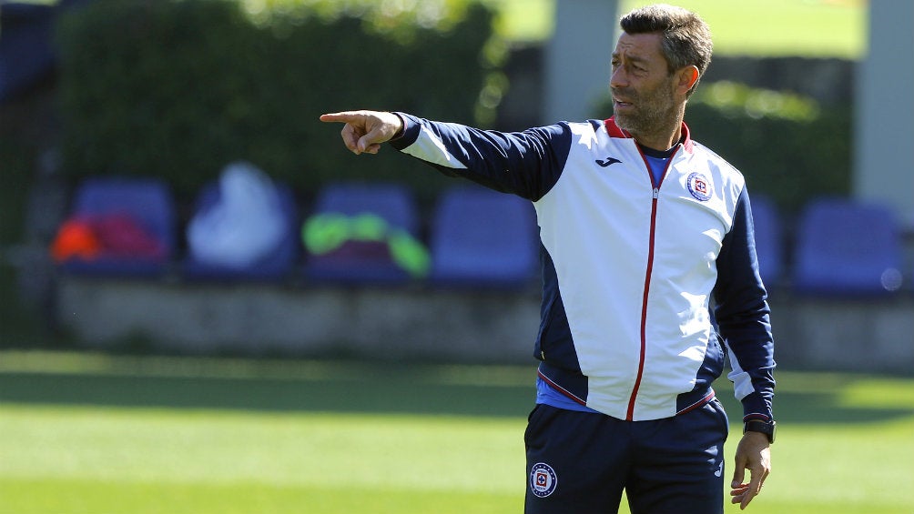 Pedro Caixinha durante un entrenamiento con Cruz Azul 