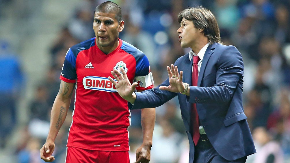 Carlos Salcido y Matías Almeyda durante un partido con Chivas