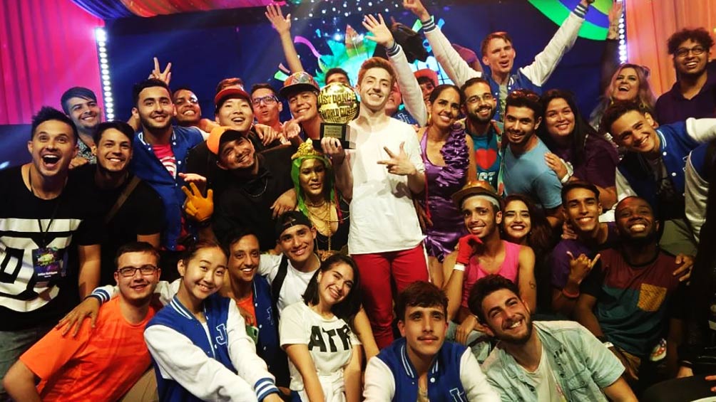 Umutcan sostiene el trofeo de campeón de la Just Dance World Cup 2019