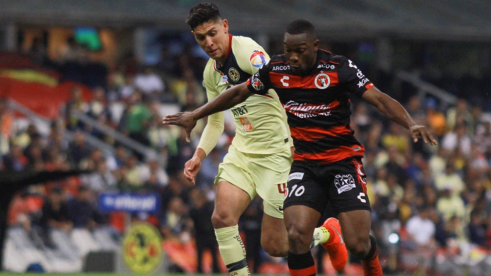 Álvarez pelea el esférico en el juego contra Xolos