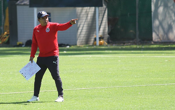 Alberto Coyote da indicaciones en entrenamiento de Chivas