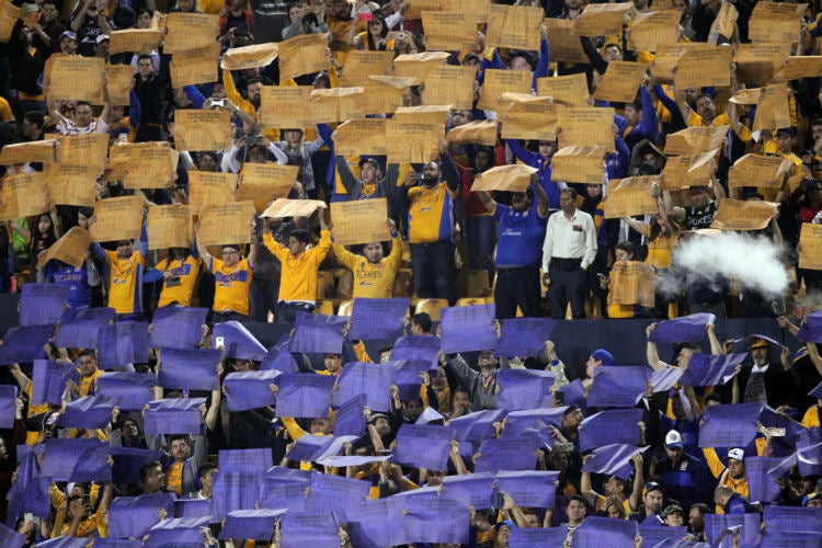 Afición de Tigres realiza mosaico en el Volcán