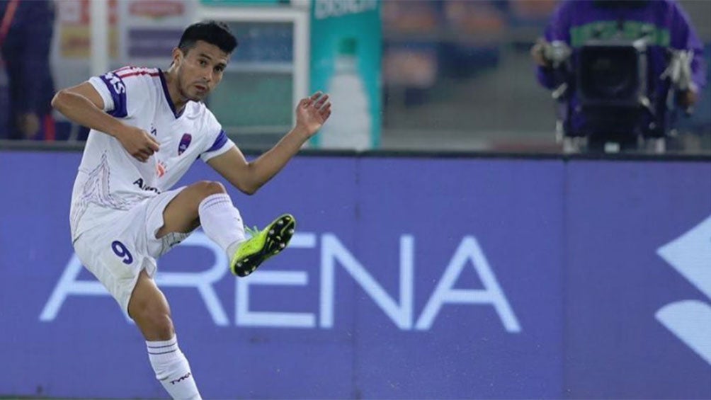 Ulises Dávila en un partido con el Delhi Dynamos de la India