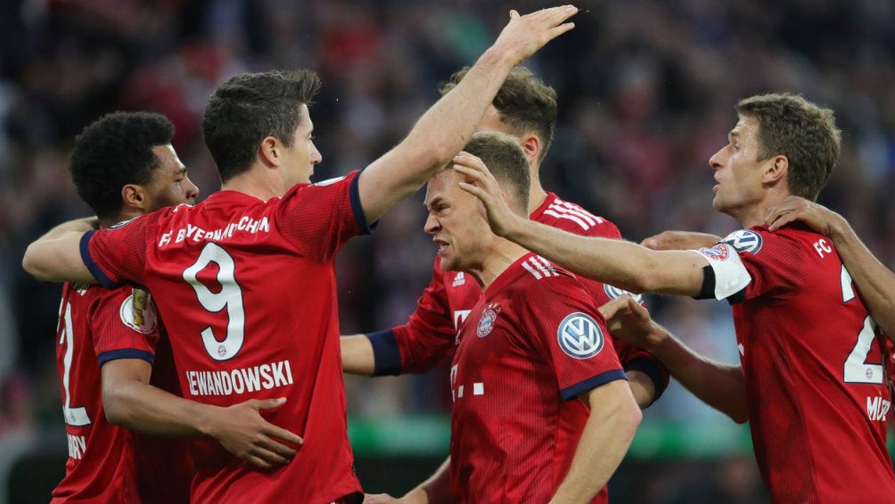 Jugadores del Bayern celebran anotación contra Heidenheim