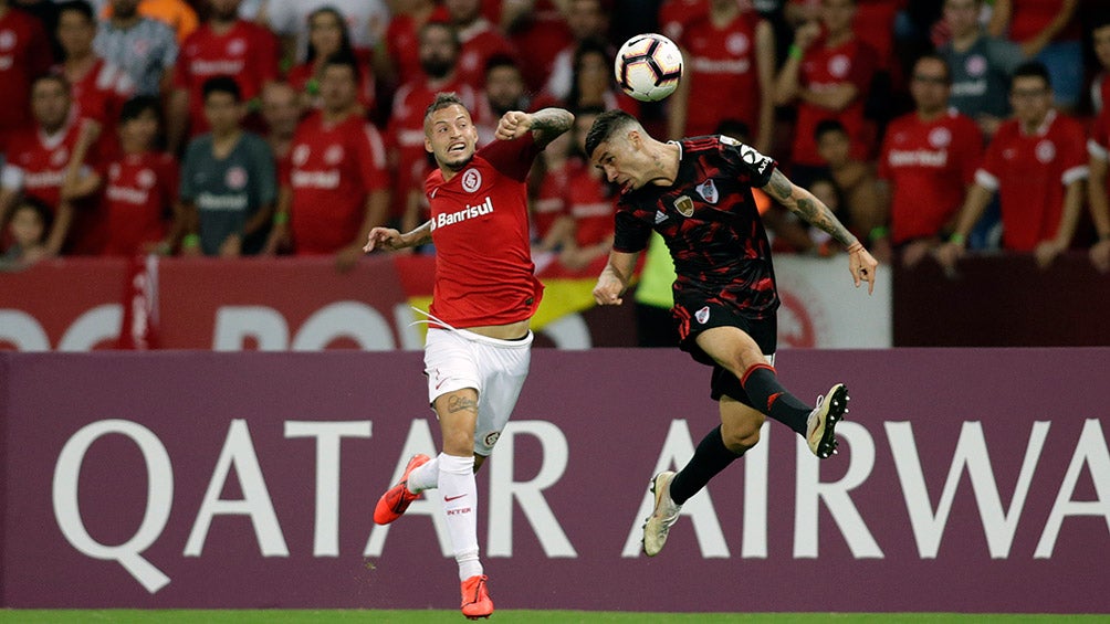 Batalla aérea por el balón en el Beira-Río