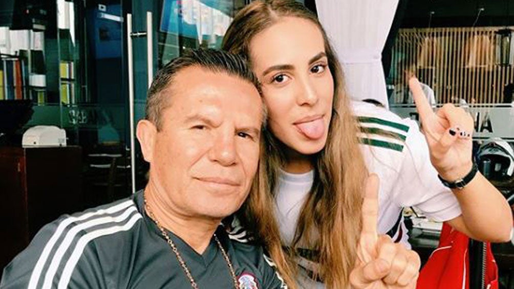 Julio César Chávez posa junto a su hija Nicole