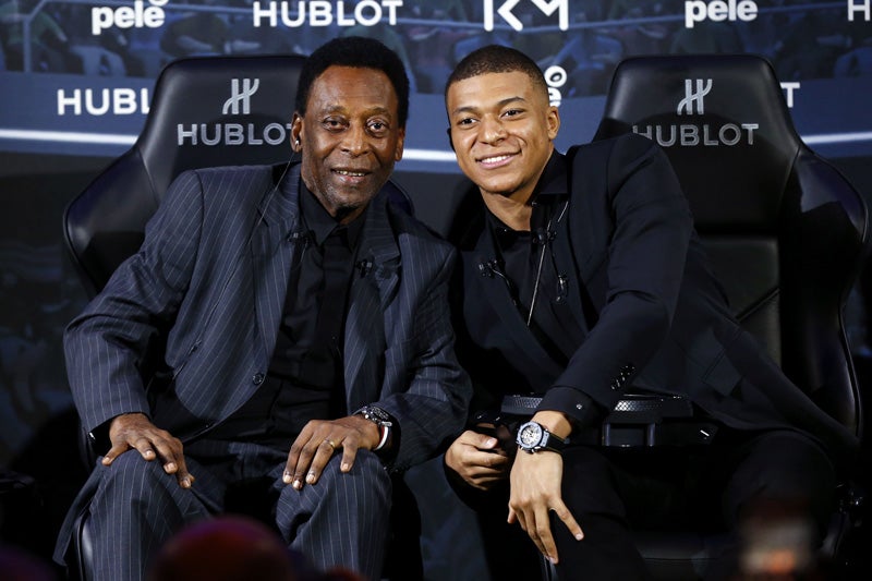 Pelé y Mbappé posan para los medios de comunicación