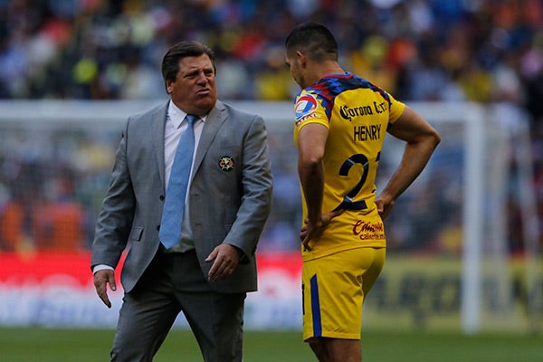 Herrera y Henry platican en un partido del América