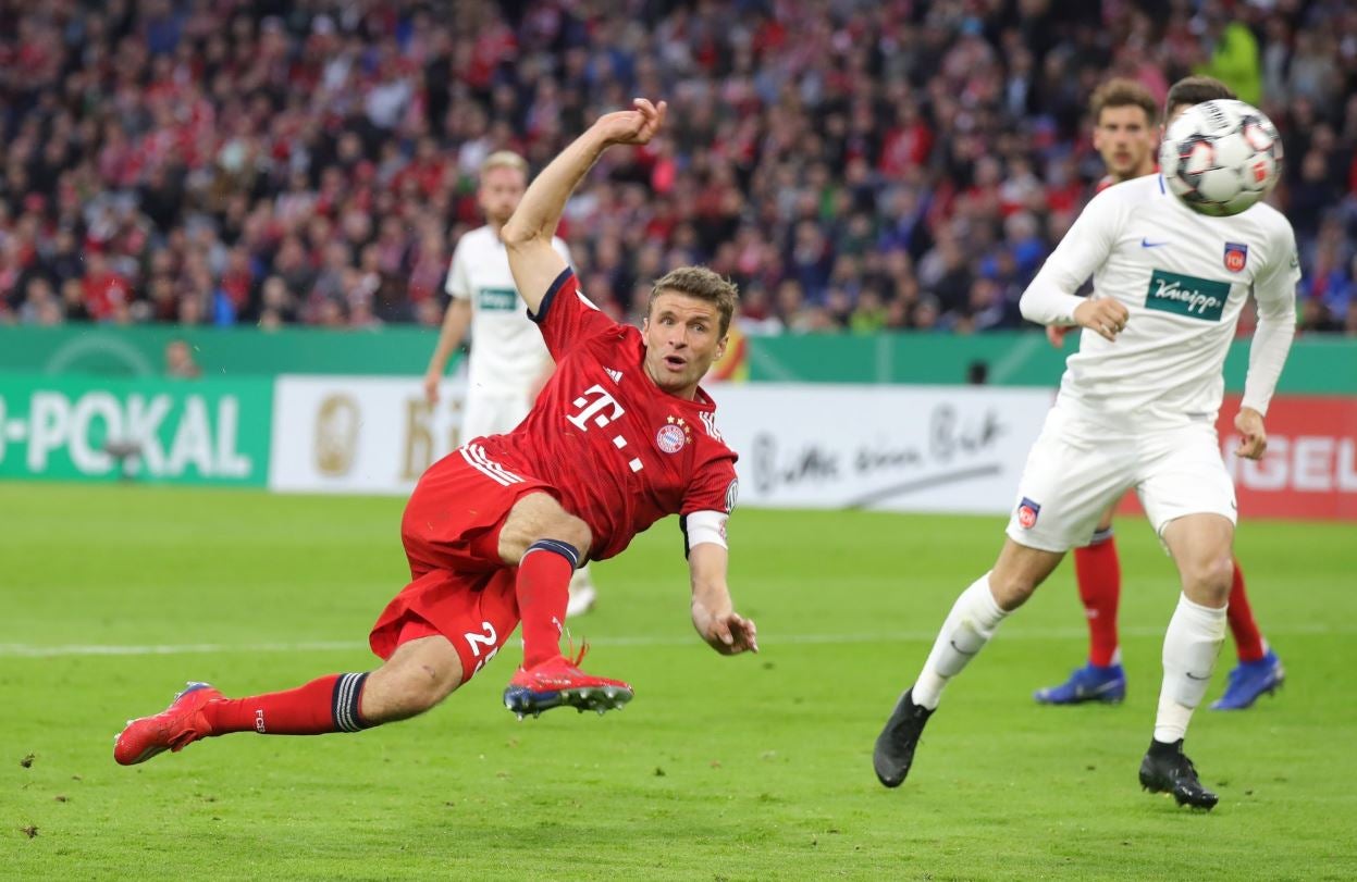 Thomas Müller remata en el arco contrario