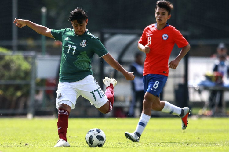 Efraín Álvarez, a punto de rematar en un duelo con el Tri Sub 17