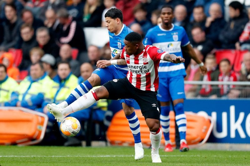 Jugadores del PSV y Zowlle durante el partido