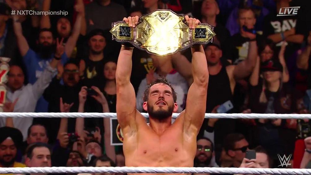 Johnny Gargano festeja con el campeonato de NXT