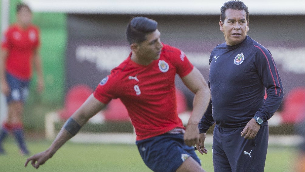 Alan Pulido y Alberto Coyote durante un entrenamiento