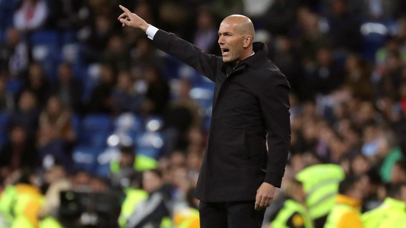 Zidane da indicaciones a sus jugadores en el Bernabéu 