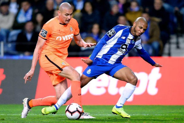 Brahimi lucha por el balón contra Boavista