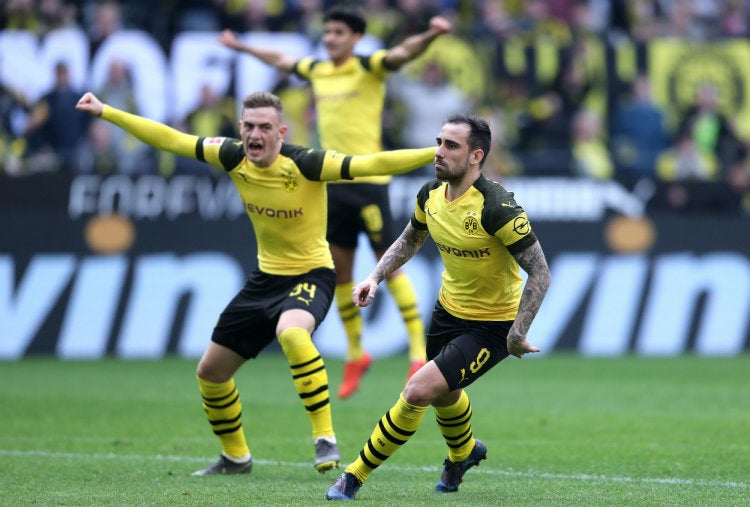 Paco Alcácer festaj gol con el Borussia Dortmund