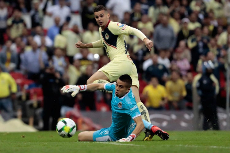 Nicolás Benedetti vence a Miguel Jiménez de Chivas