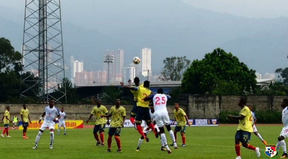 Jugadores de Colombia despejan la redonda en duelo contra Panamá Sub 20