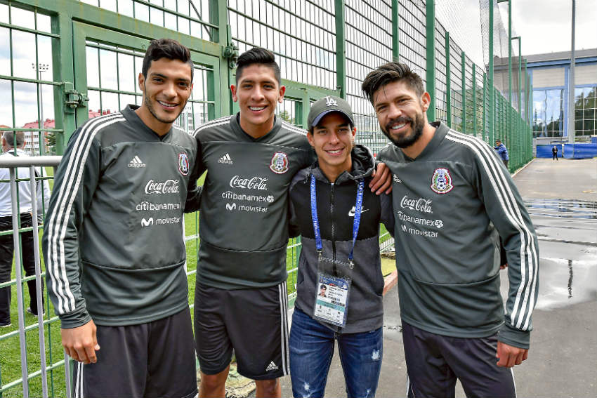 Álvarez, Jiménez, Laines y Peralta sonríen para una foto 