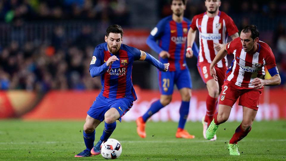 Lionel Messi es perseguido pro jugadores del Atlético de Madrid