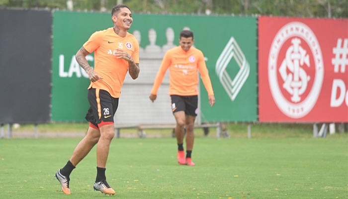 Paolo Guerrero en práctica con el Internacional 