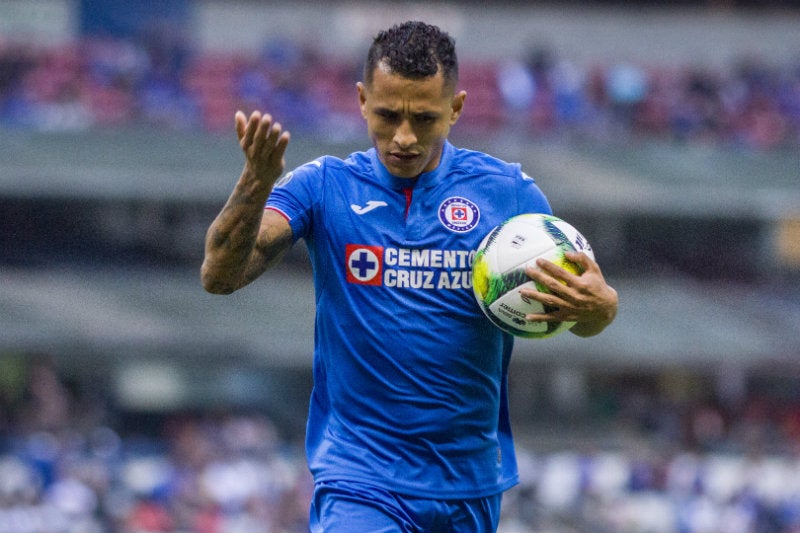 Yoshimar Yotún durante un partido con Cruz Azul