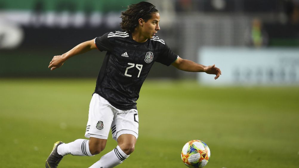 Lainez durante un partido del Tri