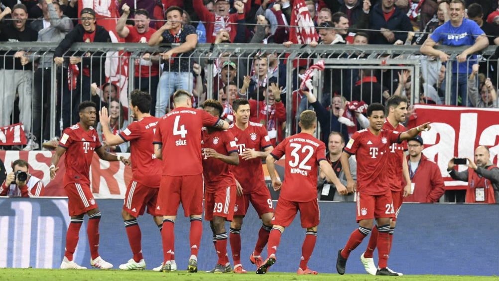 Jugadores del Bayern celebran gol contra Dortmund