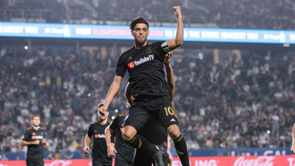 Vela festeja en un partido de LAFC