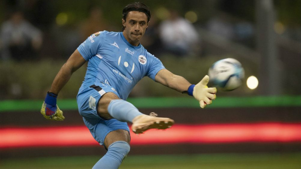 Antonio Rodríguez despeja el balón durante partido