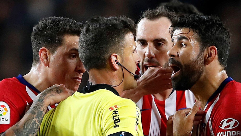 Diego Costa reclama a árbitro tras ser expulsado