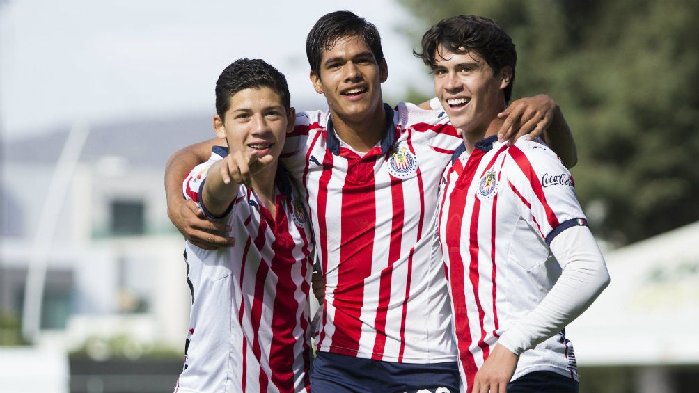 Jugadores de Chivas celebran triunfo contra Lobos