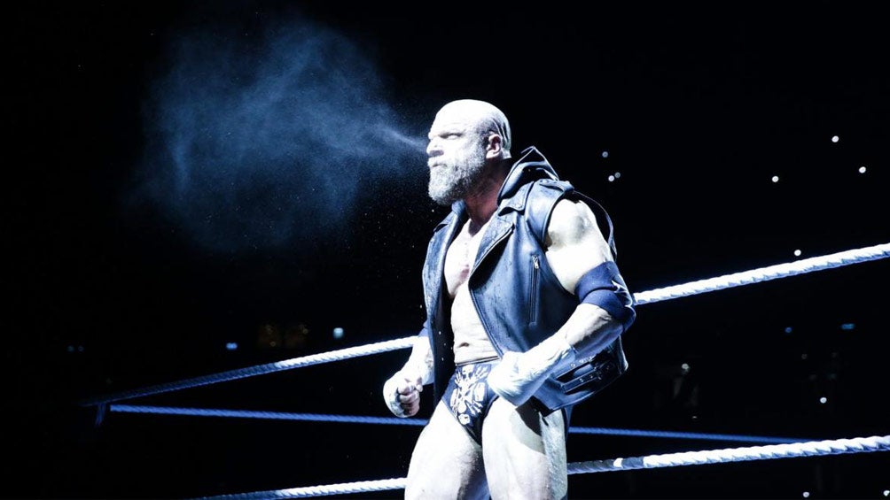 Triple H hace su entrada al ring