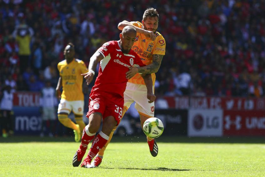 Jonatan Maidana y Gignac luchan por la esférica