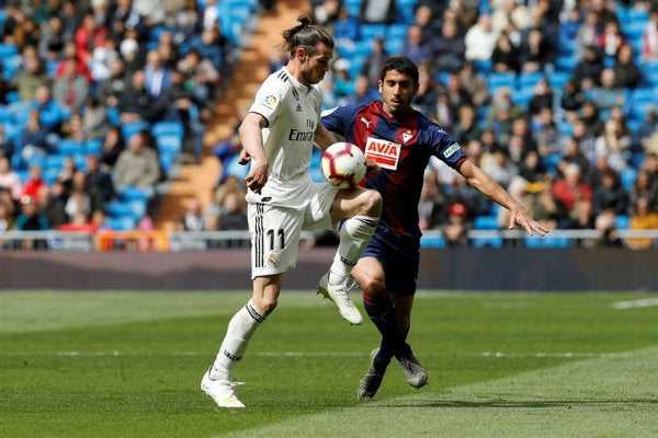 Benzema controla el balón en el partido