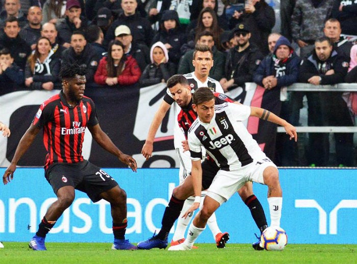 Dybala disputa el balón durante el partido