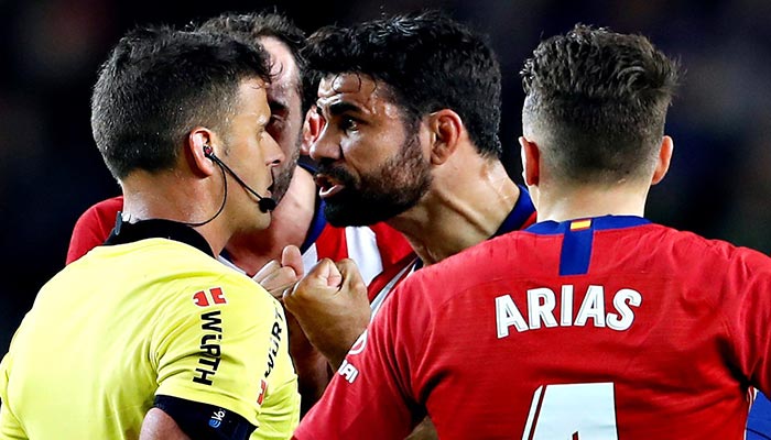 Costa y Gil Manzano durante el partido Atléti vs Barcelona 