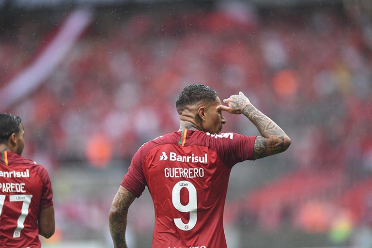 Paolo Guerrero festeja su gol con Internacional