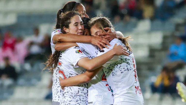 Pachuca Femenil celebra una anotación ante Veracruz