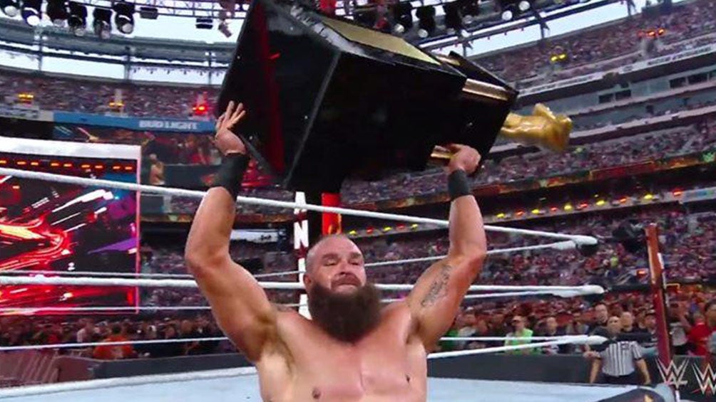 Braun Strowman festeja con el trofeo