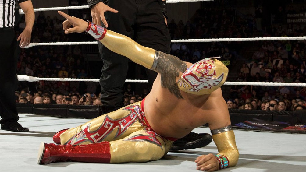 Sin Cara en la lona durante una lucha