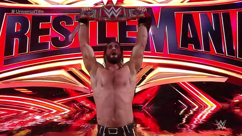 Seth Rollins festeja con el campeonato Universal