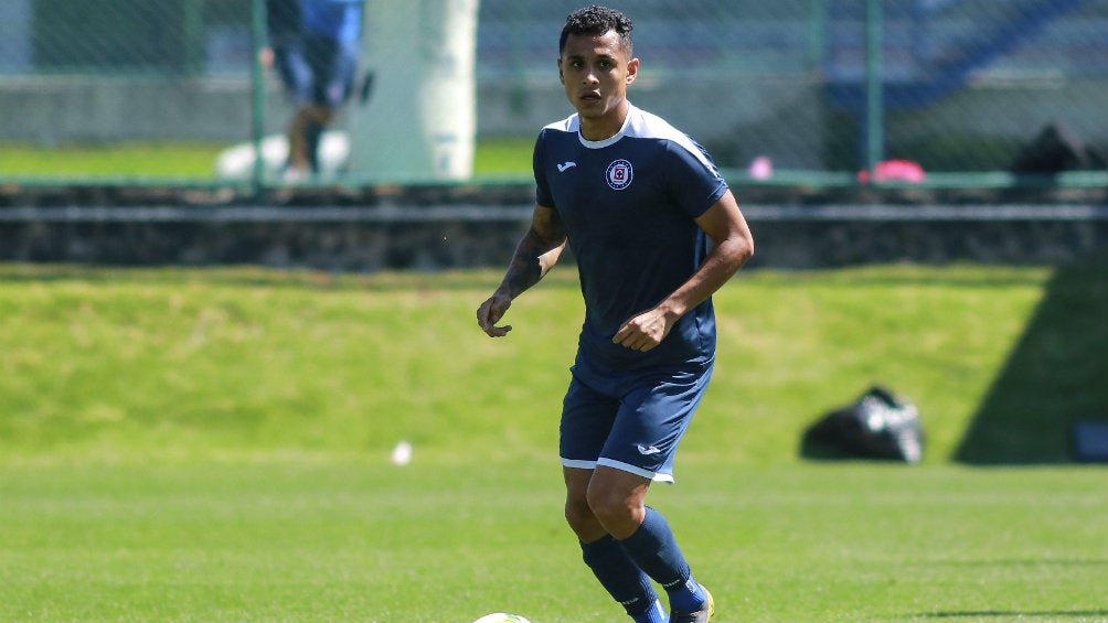 Yoshimar Yotún durante un entrenamiento con Cruz Azul