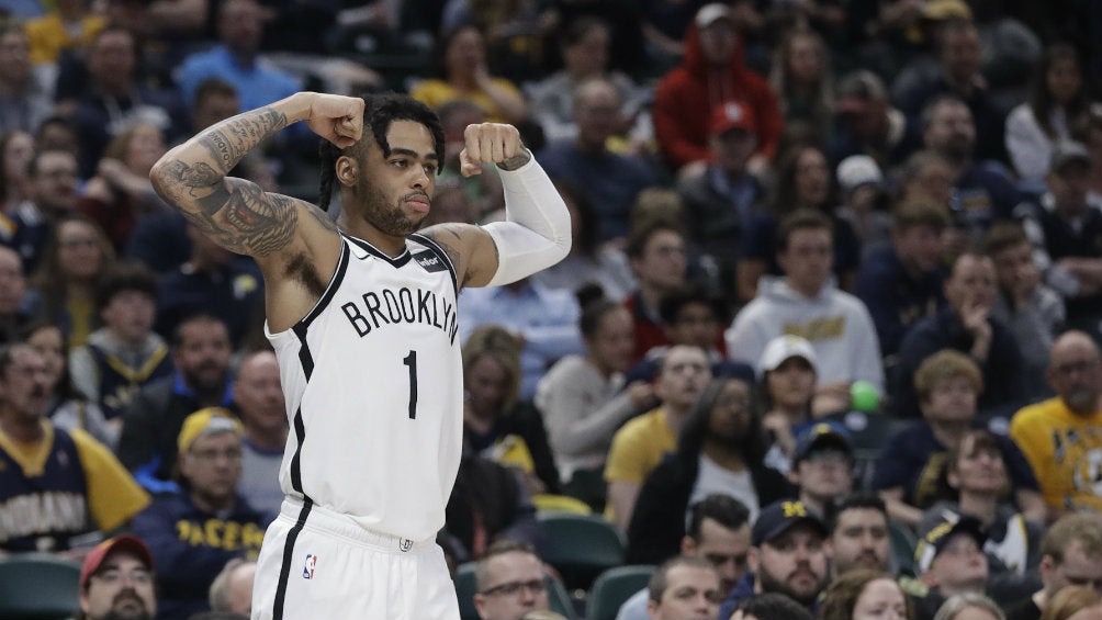 D'Angelo Russell festeja una anotación contra los Pacers