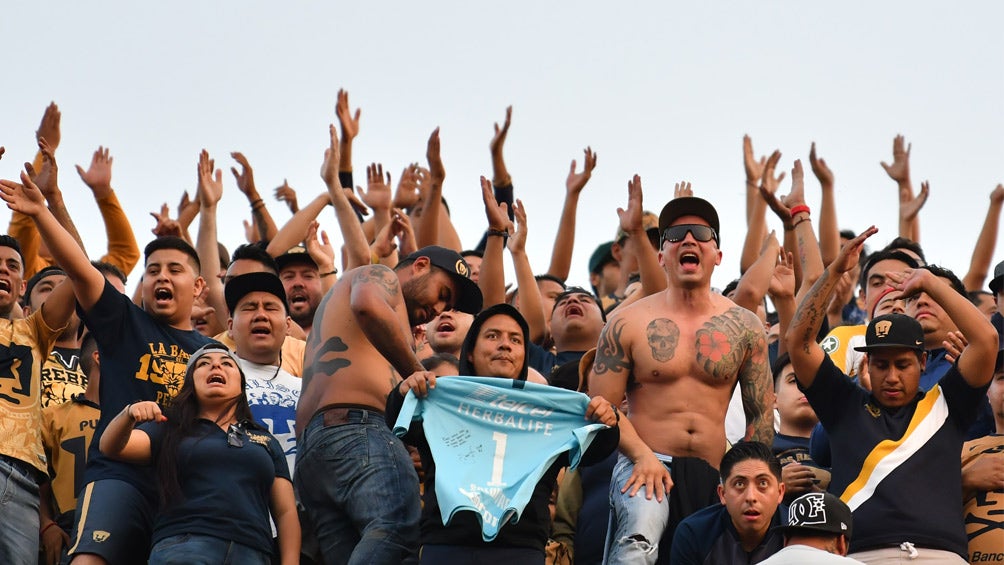 Afición alienta a Pumas en el duelo contra Tigres