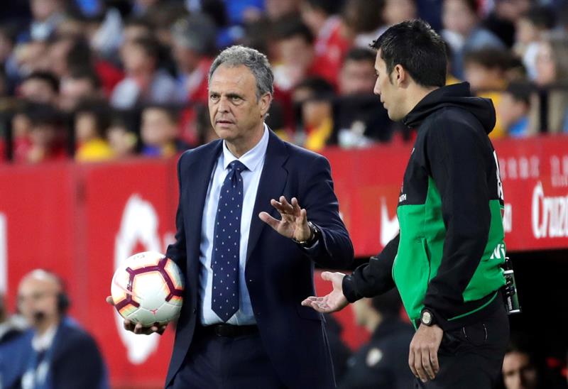 Joaquín Caparrós sostiene el balón durante un partido