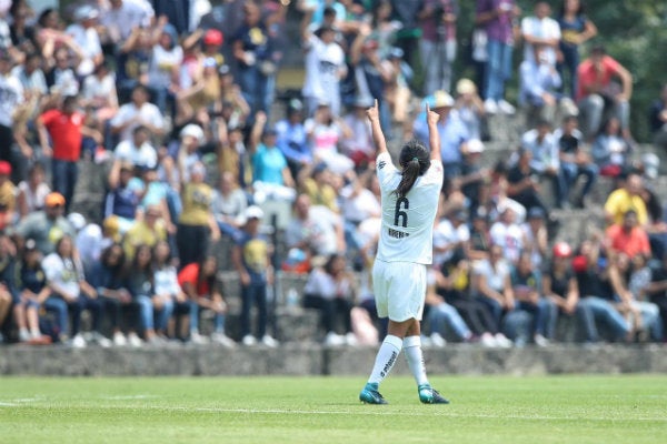 Jugadora de Pumas femenil festeja anotación contra América