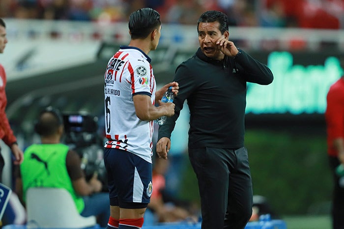 El timonel de Chivas dialoga con un jugador