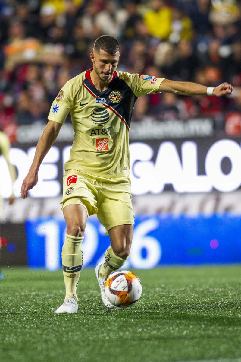 Guido Rodríguez durante un partido con el América