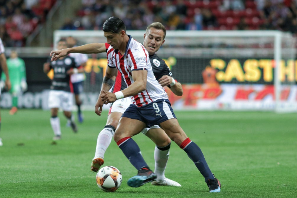 Pulido conduce el esférico en duelo contra Lobos BUAP